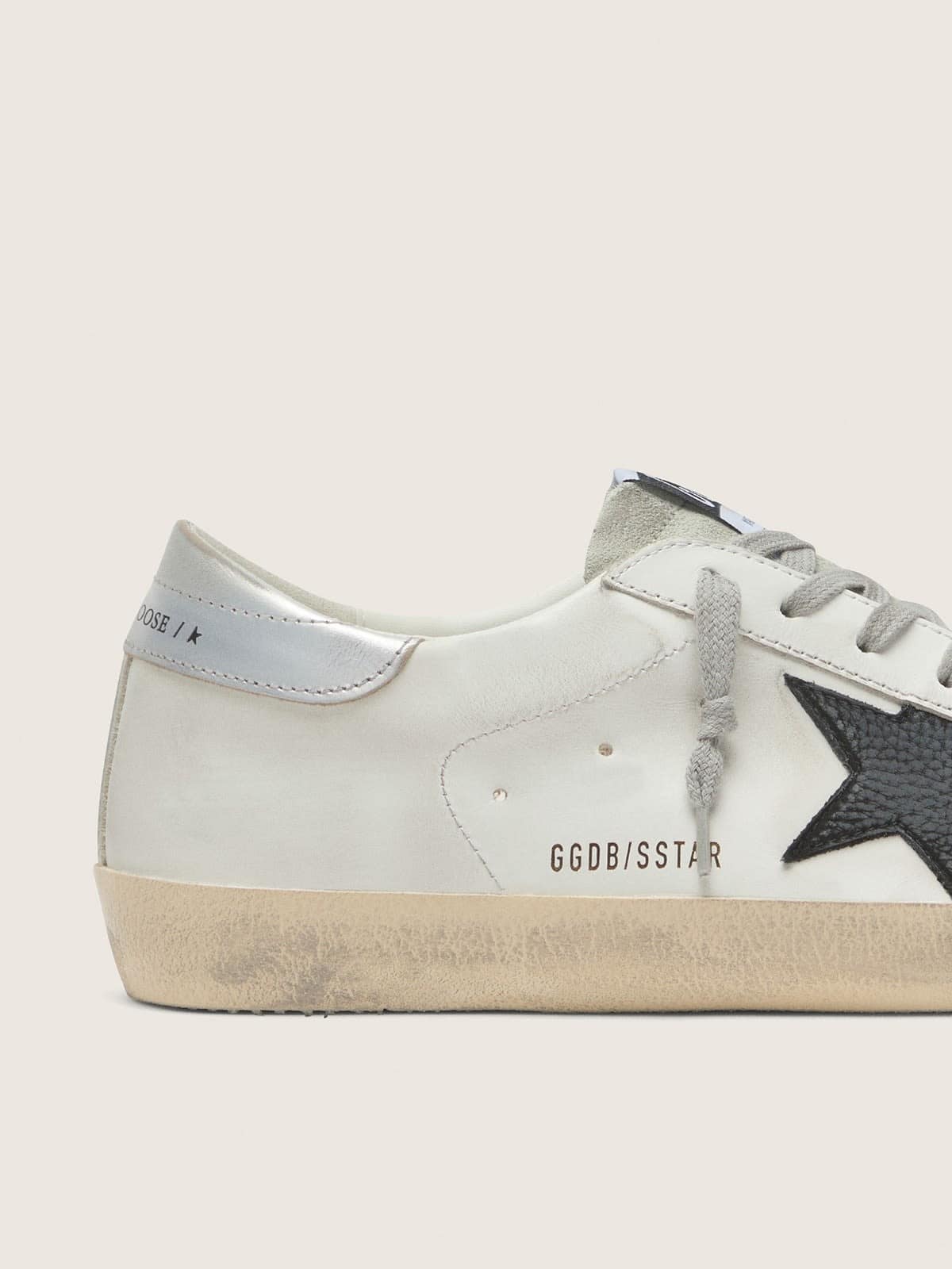 Super-Star en cuir blanc avec étoile en cuir nubuck noir et contrefort en cuir lamé argenté